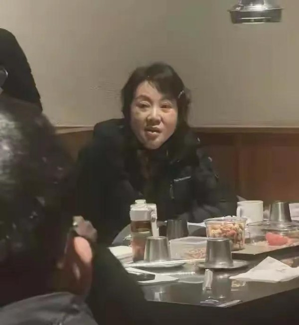 54岁闫妮沈阳吃火锅被偶遇，素颜很接地气，不化妆多了份亲切感！
