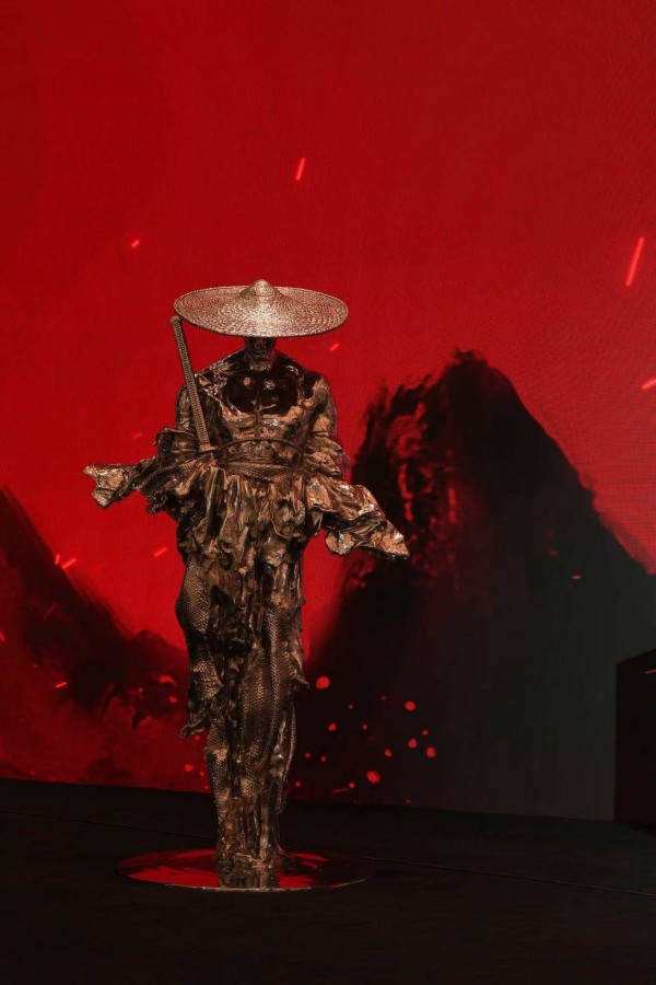 艺术家任哲携“侠义主题”雕塑作品亮相2025金鸡百花电影节