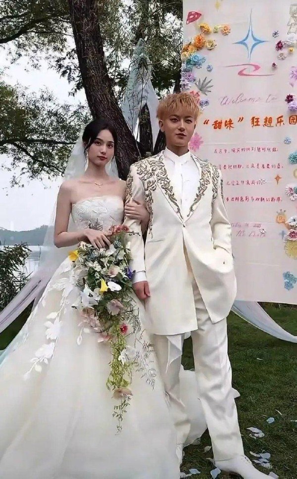 1685万人挤进黄子韬婚礼直播间，全额打赏捐癌症患儿，徐艺洋白纱美到屏幕发光