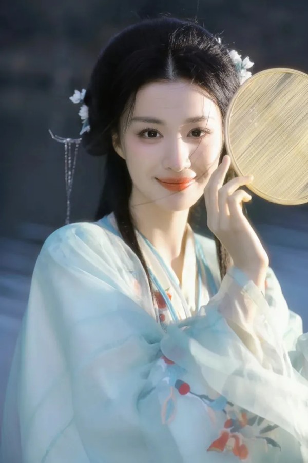 小小情报局:为什么王楚然资源那么好能与那么多流量男星合作?背后有什么资本?
一,经纪公司推动
王楚然目前签约的复星影业是复星集团旗下的影视制作和发行公司。复星集团作为一家大型综合性民营企业,在多个领域拥有广泛的资源和人脉。复星影业作为集团的一部分,也具备了强大的资本实力和行业影响力,能够为王楚然提供更多的发展机会和优质资源。
除了复星影业外,王楚然还是悦凯文化的分约艺人。悦凯文化由知名演员杨洋创...