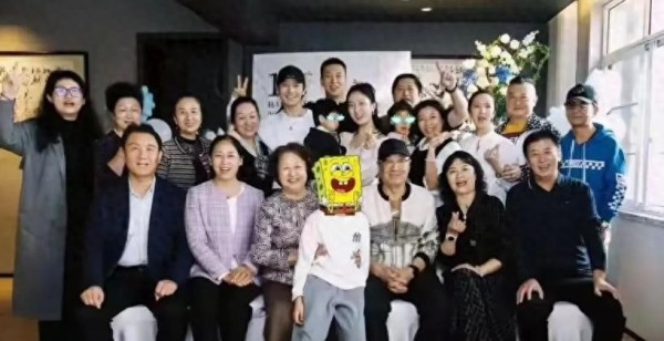 黄晓明一家4口参加生日宴，小海绵被奶奶搂在怀中，长腿溢出屏幕