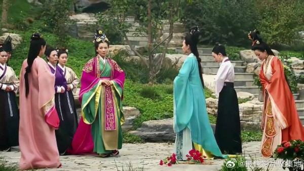 王后给虢美人掌嘴,谁料惊动了赢夫人