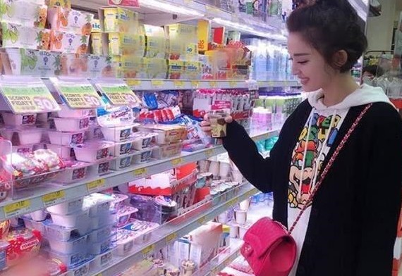 明星逛超市谁最真实?杨幂漂亮,郑爽拉不走,林更新无明星架子!