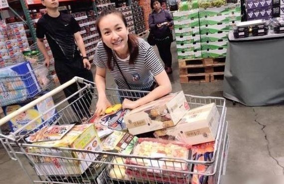 明星逛超市谁最真实?杨幂漂亮,郑爽拉不走,林更新无明星架子!