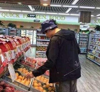 明星逛超市谁最真实?杨幂漂亮,郑爽拉不走,林更新无明星架子!