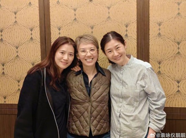 袁咏仪与同届港姐叙旧，54岁翁杏兰罕露脸，退圈30年在美国跑龙套