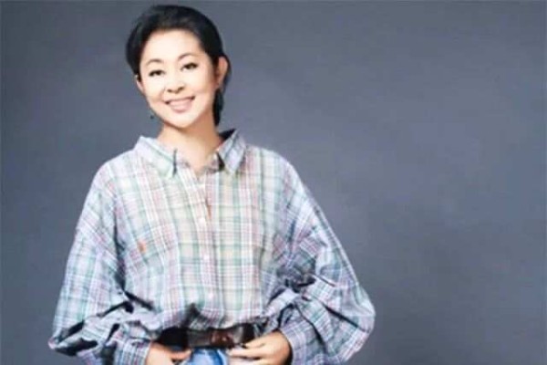 倪萍相伴13年导演丈夫近照，比陈凯歌慈祥，拍戏也要带着倪萍