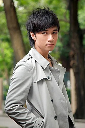 娱乐少女猫：以保姆身份照顾古巨基22年，52岁时花费100万为古巨基生下儿子，古巨基将所有财产交由她打理。

最终得以转正成为合法妻子。

她就是古巨基的经纪人兼老婆陈韵晴。

1994年，古巨基签约TVB，本想当歌手的他，却被公司强制性安排去演戏，古巨基坚决不从而被雪藏。

面临赔偿和损失之时，陈韵晴仗义出手解救古巨基。

陈韵晴的家庭算不上强大，但也说得上富有，父母都希望她能回家继承家业，可她...