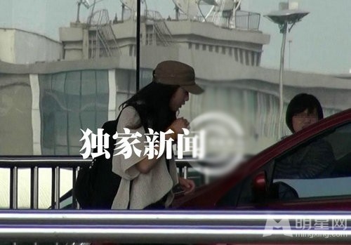 汤唯与小男友亲密拥吻 曝已秘密交往半年