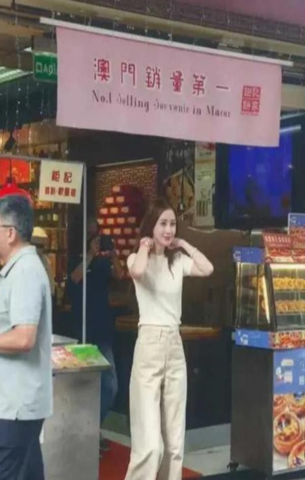 37岁杨颖澳门生图曝光，穿着朴素皱纹明显，为小店站台让人唏嘘