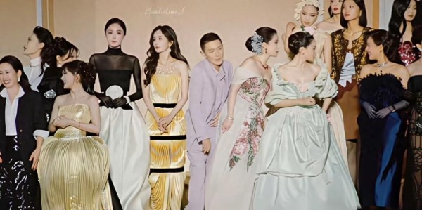 一场合影照出娱乐圈权力地图：刘亦菲雷打不动，杨幂险成陪衬，钟楚曦的C位争议为何吵上热搜？