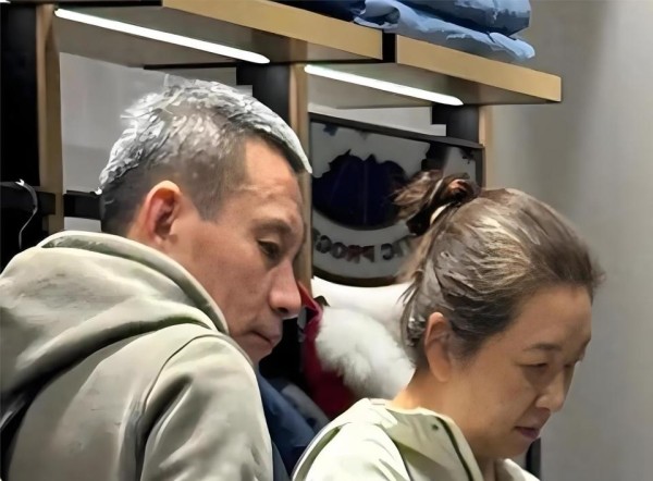 这才是明星真实状态，56岁江珊大方展示满头白发，皱纹难掩从容