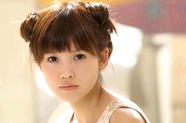 小莉说事：原来他们是夫妻，出道19年零绯闻，老婆比他有名，2岁女儿高颜值
娱乐圈总是充满了各种八卦和传奇，在这个繁华背后有些明星以其独特的魅力和才华，默默地在人们心中种下了深刻的印象。
杨子姗被誉为“冷美人”的这个名字在中国的影视圈已不再陌生。
她的演技总是能在极致的冷艳和深情的温暖之间，游刃有余地转换，令人印象深刻。
在热门剧集《执行局》中，她所饰演的角色就像是从冰窖中走出的女强人，那种冷艳到骨...