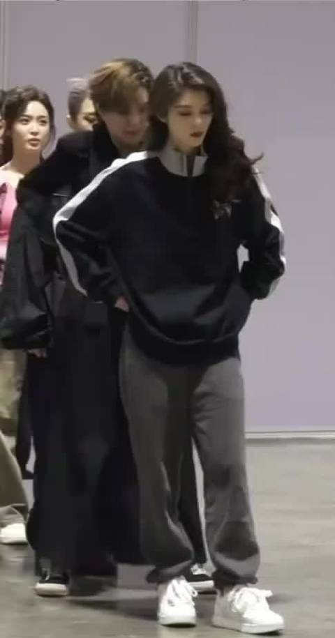 傅菁简约穿搭引热议，粉丝直呼好帅好美