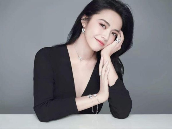 赵丽颖和王一博合作被嘲蹭流量，为何女星生子后市场竟这么残酷？