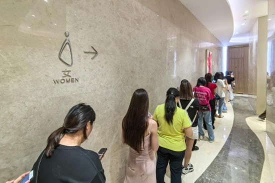 如何破解“女厕排队之困”？