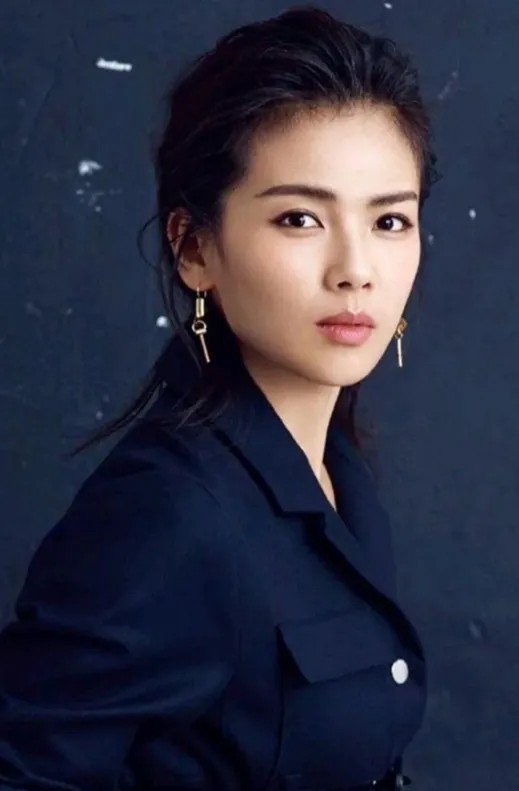 乖巧阳光HoU:《花少好友记》这档综艺节目可谓是创意满满,混搭的嘉宾阵容更是让人眼前一亮!这次,节目组巧妙地融合了这一季和第一季的明星嘉宾,秦海璐、秦岚、赵昭仪与新加入的张凯丽、刘涛、张翰,这样的组合确实让人心生期待。
说到张翰,自从被一些网友戏称为“油王”后,他在综艺界确实变得低调了不少。但这次他与刘涛再度携手录制节目,无疑给粉丝们带来了不小的惊喜。两人曾经在第一季节目中就展现出了不俗的默契和...