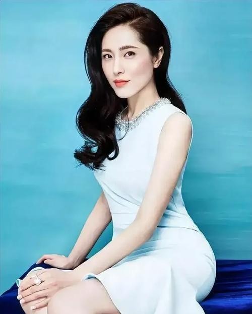 李崇霄曾黎温馨合影 展现真挚友谊与默契搭档