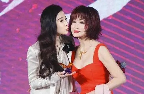 当明星看见自己的偶像时，杨幂美的合不拢嘴，热巴真是没谁了！