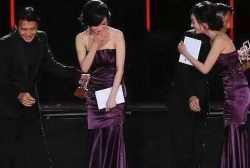 当明星看见本人的偶像时，杨幂美的合不拢嘴，热巴真是没谁了！