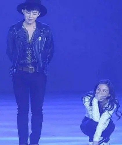 当明星看见本人的偶像时，杨幂美的合不拢嘴，热巴真是没谁了！