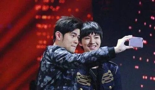 当明星看见本人的偶像时，杨幂美的合不拢嘴，热巴真是没谁了！