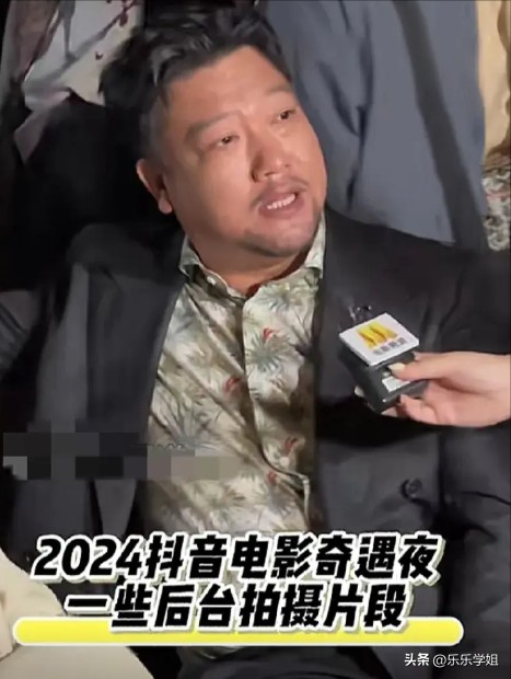 木辰SHL：6月15日凌晨，一场关于明星公众形象的较量在社交媒体上悄然上演。“六公主”——6电影频道的昵称，因一位女星的冷漠态度而成为热议的焦点。周也，一位在公众面前总是以优雅形象示人的女星，却在官方拍摄过程中展现出了另一面，引发了网友的广泛讨论。

有网友质疑，周也之所以冷漠，是因为误以为是私生饭的拍摄，而非官方。然而，“六公主”深夜发布的花絮视频，清晰地展示了工作人员佩戴的工作牌和官方拍摄标识...