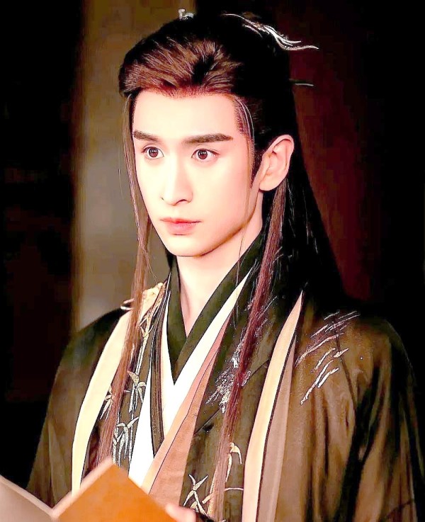 古装剧演员的竞争与策略:从成毅到肖战的启示