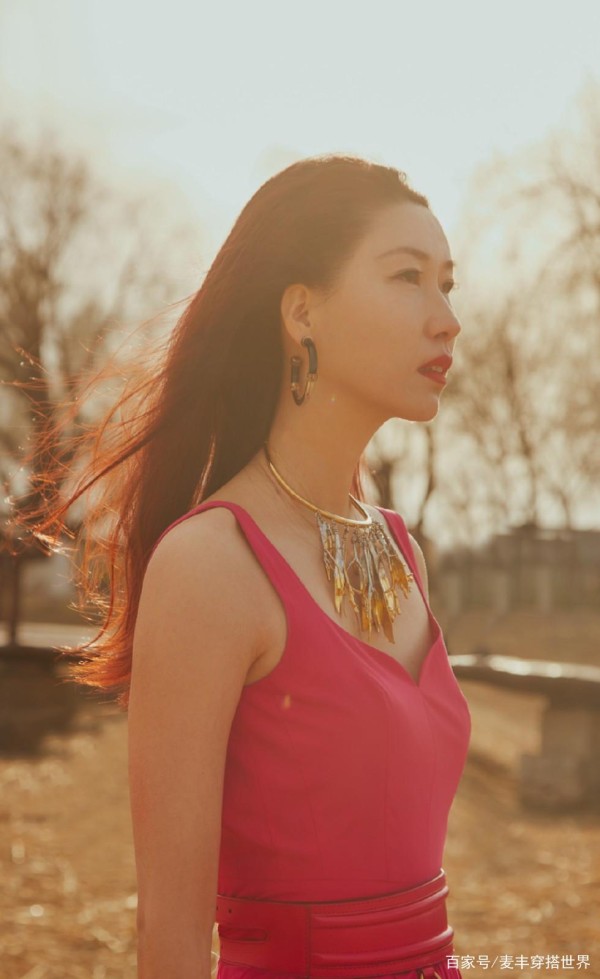 李晖不愧是明星造型师，红色V领裙配金树叶项圈，明艳不失高贵