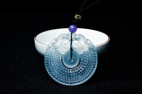 顶流明星都在追的「祭天玉色」，千年玉璧如何成为时尚圈新顶流？