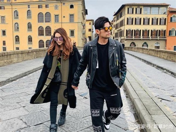 周杰伦昆凌合体亮相时尚秀，戴金链子不显土气，暴发户穿搭很高级