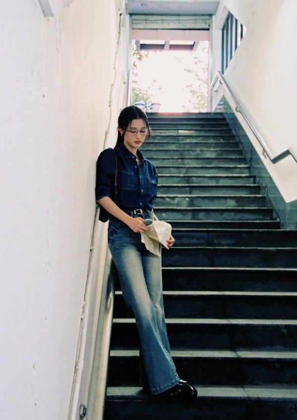 王楚然戴眼镜似高智学姐 气质清冷身材比例优越