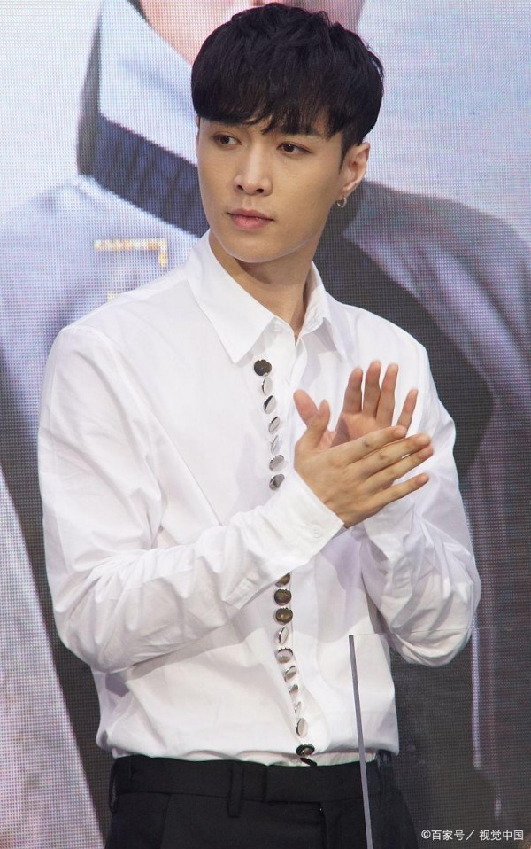 张艺兴戴腰链,灵魂与时尚碰撞