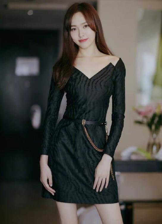 腰带已经过时,现在最流行腰链,杨幂佟丽娅搭配起来又帅又美!