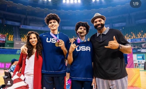 布泽尔一家近照，和妻子离婚3次，赚1.4亿，儿子是全美第一高中生