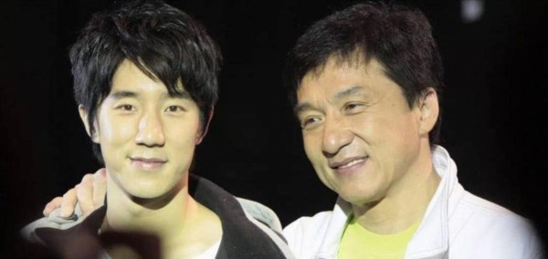 成龙和赵本山这样的大腕，私下不仅会聊孩子成长，更多的是感慨娱乐圈变迁与亲子教育的现实难题