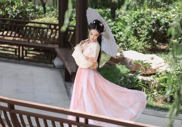 《2021新青年时尚消费趋势发展报告》显示 近七成“新青年”消费者首要考虑性价比