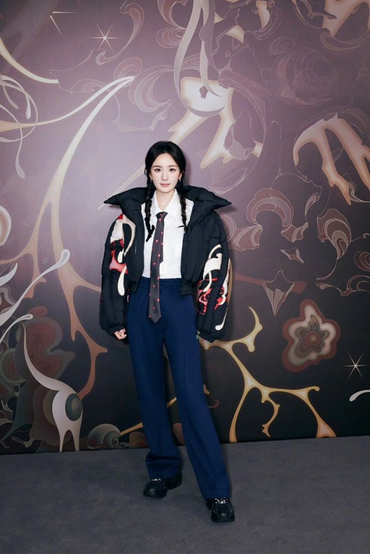 fila代言人杨幂身穿fila 4810雪峰鹅绒