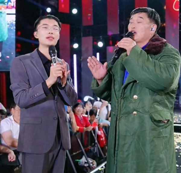 郭有才庆典排面拉满！大衣哥惊喜空降，两大草根顶流首次同框