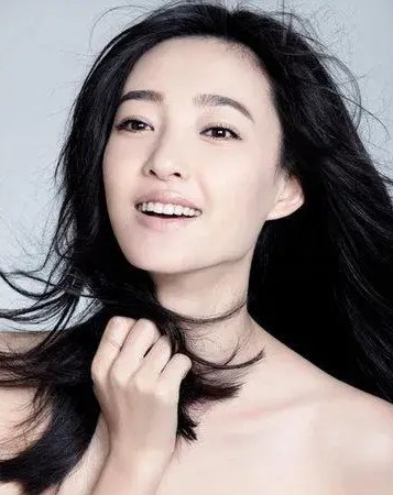 瓜瓜乐:各位吃瓜群众们,准备好你们的八卦雷达了吗?今天我们要聊的可是一个“惊天大瓜”!曾经的荧幕女神王丽坤,如今却陷入了一场让人目瞪口呆的“豪门风波”。这位曾经以清纯形象俘获无数观众芳心的女神,如今却被卷入了一场堪称“世纪大戏”的婚姻危机。让我们一起来扒一扒这场娱乐圈的“风云突变”!
还记得王丽坤在《美人心计》中那个楚楚动人的模样吗?那时的她,就像是从画中走出来的仙子,美得让人移不开眼。谁能想到,...