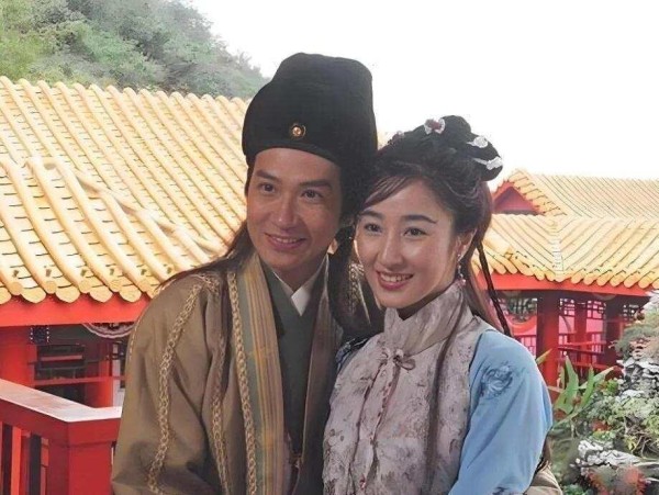 张家辉夫妇被偶遇,妻子素颜引热议,曾被骂穷小子的他现如今很幸福