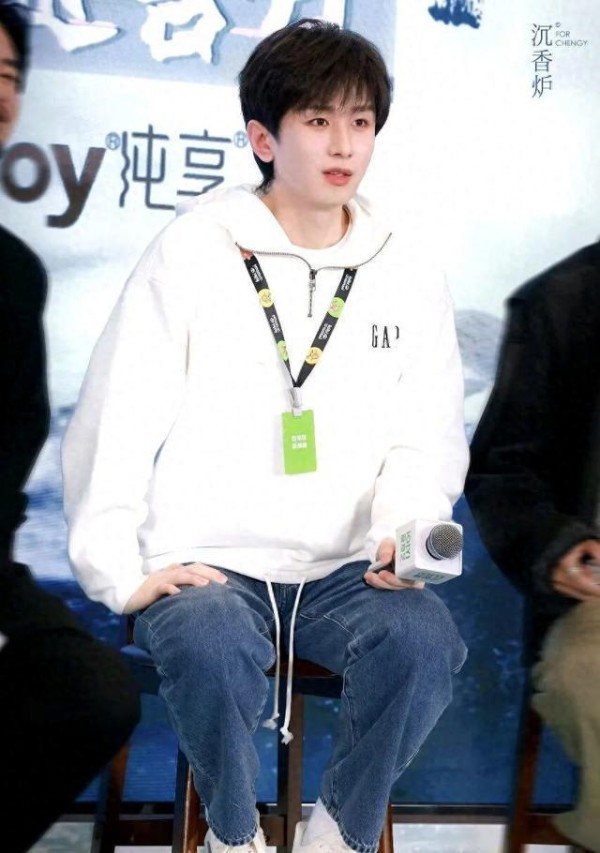 成毅舞台趣事：粉丝低头撞手，绅士回应暖心又可爱瞬间？