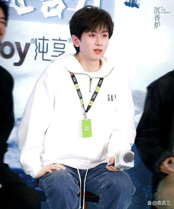 成毅台上“憨萌时刻”，果果用头握手成全场焦点，观众笑翻全程