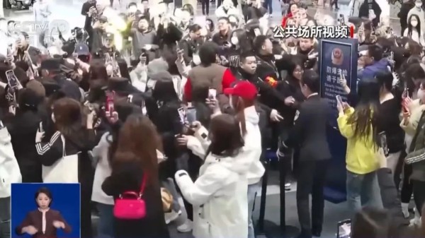 粉丝围堵机场追星险致事故,已有31人被罚!