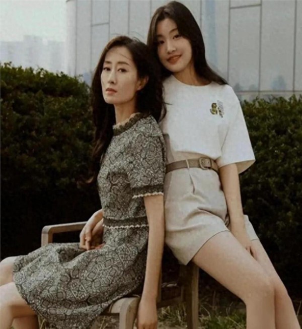 49岁刘敏涛晒女儿,才13岁就比妈妈还漂亮,一张高级脸很有辨识度
