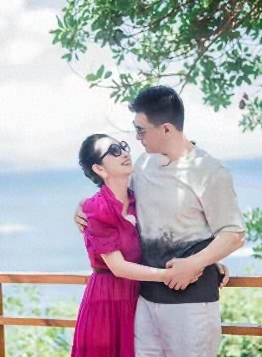 嫁对人的秦海璐又嫩了,47岁穿玫红裙如少女,躲在老公怀中好幸福