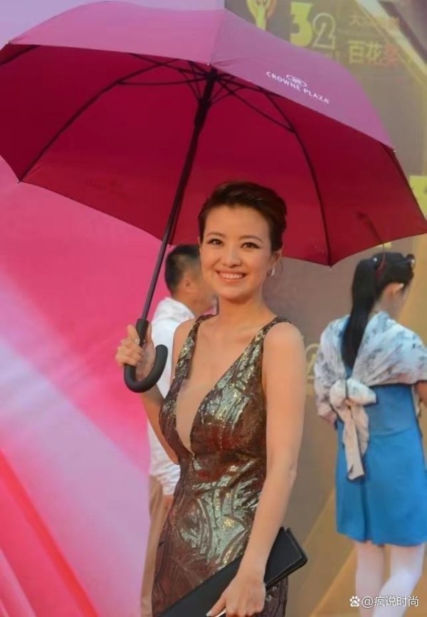 撒贝宁前女友涂经纬,穿金色长裙秀“人鱼身材”,比章子怡还霸气