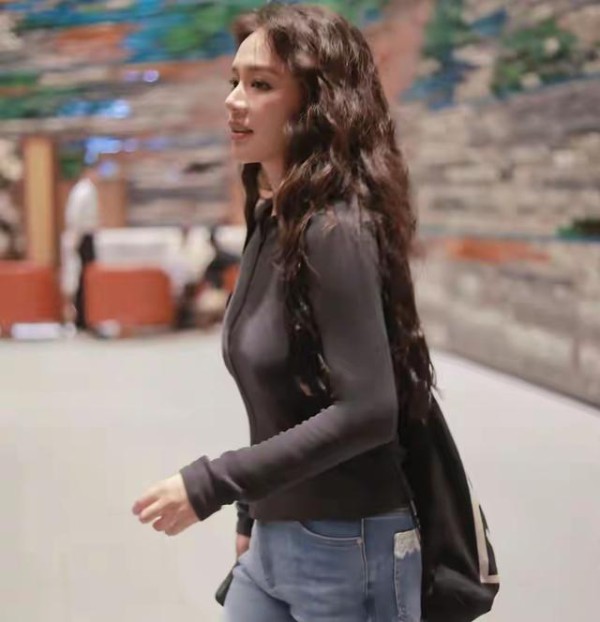 马思纯街头骑行照曝光瘦身背后的自我疗愈与职业回归