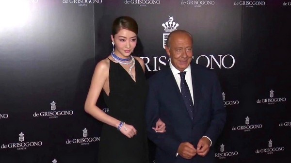 熊黛林家中健身香汗淋漓秀纤腰 素颜出镜气色状态佳