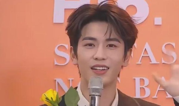 他要是不做张凌赫 早就是别人老公了 颜值与气质的完美结合